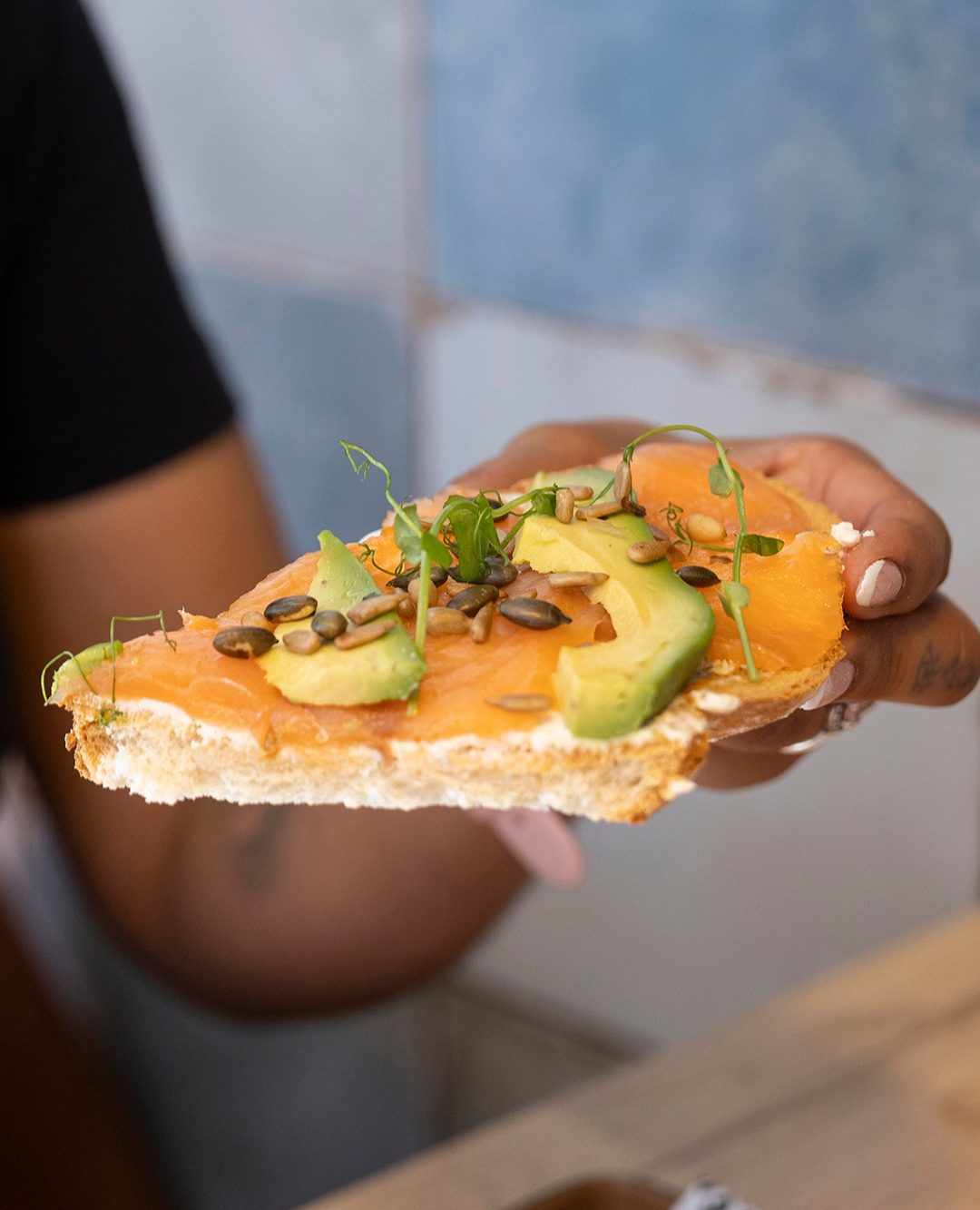 Tosta de salmón, aguacate y queso crema