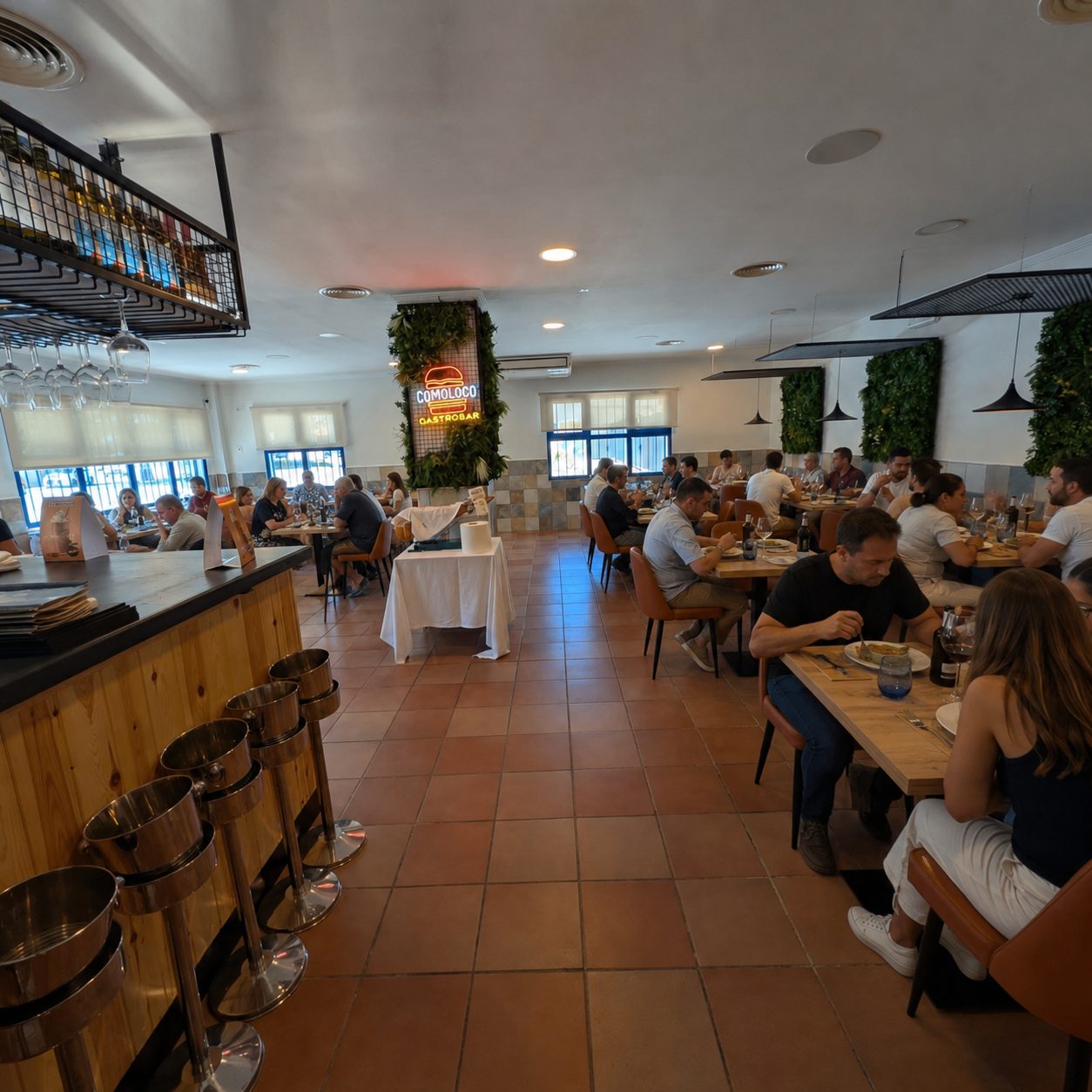 Sala grande del gastrobar con mesas y clientes
