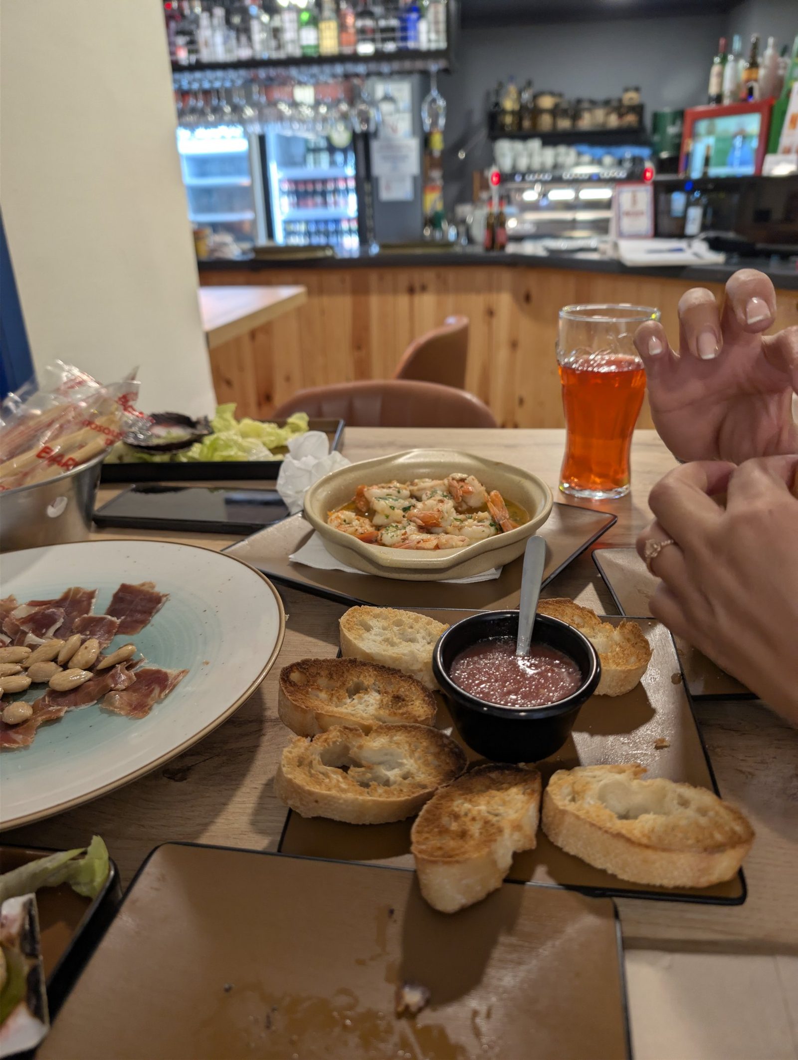 Cecina con almendras, gambas al ajillo y tinto de verano